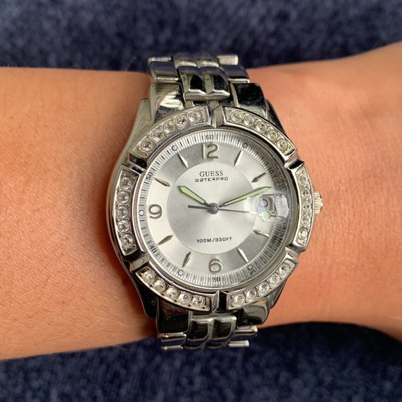 GUESS Waterpro Crystal Embellished Silvertone Sports Divers Watch G75511M. - Picture 4 of 4